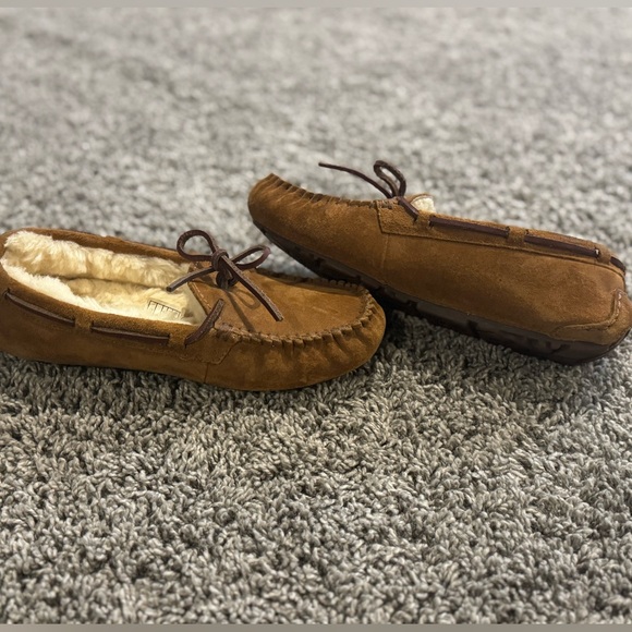 EUC practically brand new Ugh Dakota Slippers size 6 - Picture 4 of 13